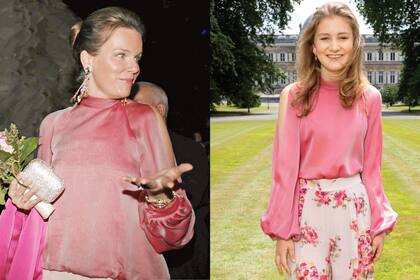 Matilde de Bélgica y la princesa heredera, Elisabeth, comparten su gusto por el rosa, las flores y los pantalones anchos con estampas originales. Esta camisa de seda salvaje que la Reina usó para ir al teatro cuando todavía era princesa su hija la lució durante un posado oficial.