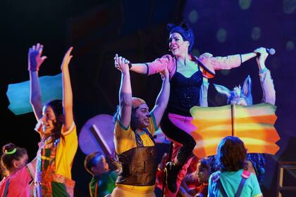 Todos los intérpretes que hicieron Saltimbanquis entre 2016 y 2020 interpretan la canción "Todos juntos"