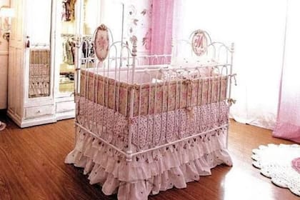 Así era la habitación de Matilda antes: una vaporosa cuna con una "M" en el respaldo