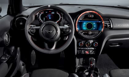 El interior también muestra el corazón racing de este MINI