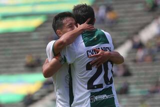 Banfield goleó a Aldosivi y logró su primer triunfo de visitante en la Superliga