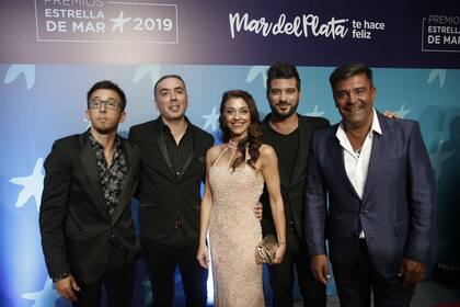 El elenco de la obra "Chorros" con la protagonista Nancy Anka, que ganó mejor actuación protagónica femenina de comedia