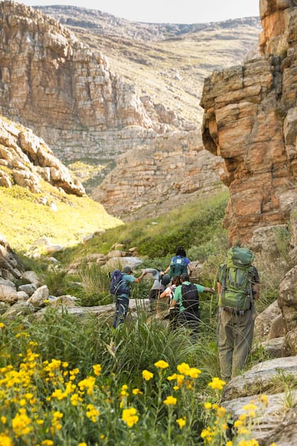 Mano a mano con la naturaleza en el trekking hacia las Paredes Rosas, en la reserva Sierras Grandes.