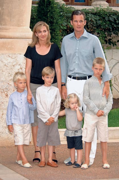 La familia al completo durante unas vacaciones en Portaventura, en el verano de 2009. La infanta e Iñaki Urdangarin con sus cuatro hijos: Juan Valentín, Pablo Nicolás, Miguel e Irene