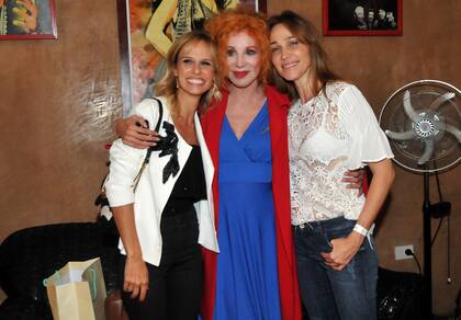 Al finalizar la función, Nacha recibió las felicitaciones de sus amigos en su camarín