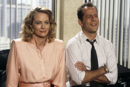 Moonlighting, la comedia romántica de suspenso protagonizada por Cybill Shepard y Bruce Willis en los años 80 está "desaparecida en acción" en las plataformas globales; propiedad de ABC, quizá reaparezca de la mano de la plataforma de streaming Disney