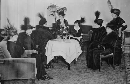 El 31 de marzo de 1914 se inauguró Harrods con un lunch al que concurrieron: Dalmira Cantilo de Gallardo, Mercedes Piñero Pacheco de Armesto, Teodolina Alvear de Lezica, Silvia Fernández de Hernández, Hortensia Peco de Ziegner, Ángela Lastra de Bidau y Enriqueta Quirno de Lastra.