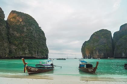 Estrenada en 2000, la película catapultó a la fama a la playa del mar de Andamán donde fue filmada, y se convirtió en un destino obligado del Sudeste Asiático.