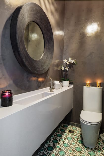 El piso del baño es de cerámica española, que con su motivo, aporta color