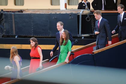 Los duques de Cambridge bajan del Britanniajunto al príncipe Harry y a las princesas Beatrice y Eugenie tras la fiesta que dieron Zara Phillips (hija de la princesa Ana) y el rugbier Mike Tindall en la víspera de su boda, el 29 de julio de 2011.