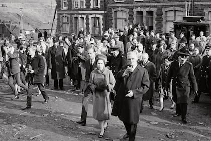El 30 de octubre de 1966, Su Majestad, recorre Aberfan, en Gales, acompañada por su marido. Allí, ocho días antes, una avalancha de una minera había matado a 140 personas, en su mayoría chicos. Según ella, uno de sus grandes errores fue haber acudido tan tarde al lugar de la catástrofe.
