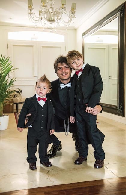 El novio compartió la previa con sus hijos Santino y Milo, cancherísimos con un look inspirado en el de papá. 