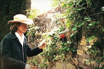 Mick, quien en 2019 fue operado del corazón, pasa sus días en su palacete del siglo XVIII, doscientos kilómetros al sur de París, y poda los rosales