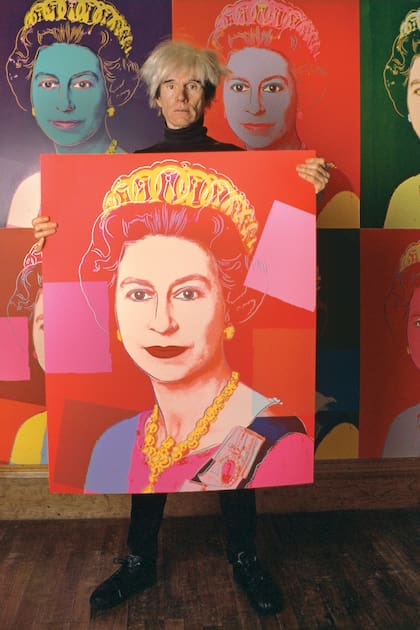 Uno de los retratos más conocidos de Isabel II es el que pintó en serie Andy Warhol en 1985 , a partir de una imagen de la monarca tomada en abril de 1975 por el fotógrafo Peter Grugeon. En 2012, en el Jubileo de Diamante, la Royal Collection compró una parte de la serie titulada Reigning Queens.