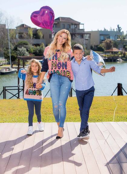 La modelo junto a sus hijos mayores, Lola y Bastián. “Él es muy protector y mi cable a tierra… Siempre trae la calma en medio de la tormenta”, dice orgullosa.