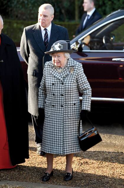 19 de febrero. Andrés acompaña a la Reina a misa, en Sandringham. Es su única aparición pública, hasta hoy, en lo que va del año. Los medios británicos no tuvieron reparos en tratar la denuncia de violación contra el príncipe Andrés.