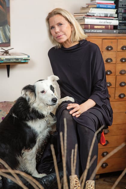 Nora posa con Jack, su compañero inseparable de aventuras. “Somos como Batman y Robin”, asegura la ex mannequin, quien desde hace años se dedica a la decoración y a la fabricación de muebles de diseño