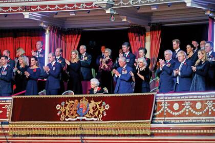 Los lugares elegidos por ambos matrimonios hablan por sí mismos y muestran la distante relación entre los hermanos y sus respectivas mujeres