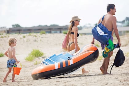 Escoltado por su familia, Guillermo hace playa en La Brava de José Ignacio. Apenas regrese a Buenos Aires se pondrá a trabajar en su nuevo programa, que además integrarán otros seis periodistas