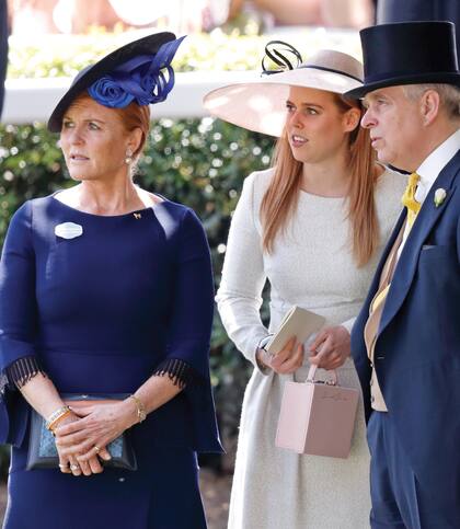 Los duques de York con la princesa Beatriz, en la boda de su otra hija, Eugenia, y el escenario de la boda, la capilla de St James. La recepción en los jardines de Buckingham ya fue cancelada.