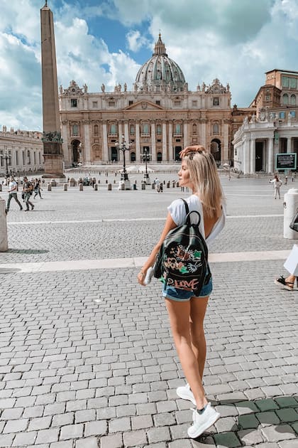 Enamoradísimos, se fotografiaron en la Plaza de San Pedro del Vaticano y frente al Coliseo y la Fontana di Trevi