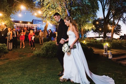 Tras la ceremonia religiosa, firmaron el acta del casamiento civil bajo la luz de las estrellas en el jardín del espacio La Arbolada.