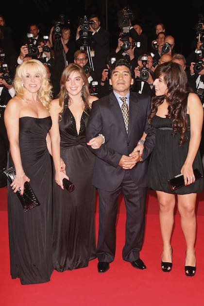 En mayo de 2008, el serbio Emir Kusturica presentó en Cannes el documental Maradona por Kusturica. Y hacia allá voló Diego, acompañado por sus hijas Dalma y Gianinna, y su ex mujer, Claudia Villafañe. En perfecto estado físico y con traje, de lo más formal, Diego desfiló por la alfombra roja.