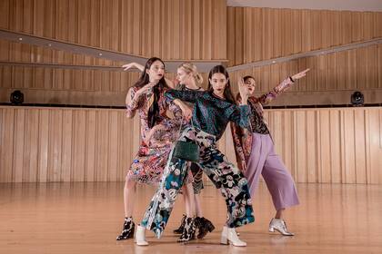 Blusa animal print (Vitamina, $4440), pantalón camuflado con flores y caritas (Adidas Originals, $3199) y cartera croco (Prüne, $3.390). Se lleva con botinetas de charol blancas (Mishka, $7640).