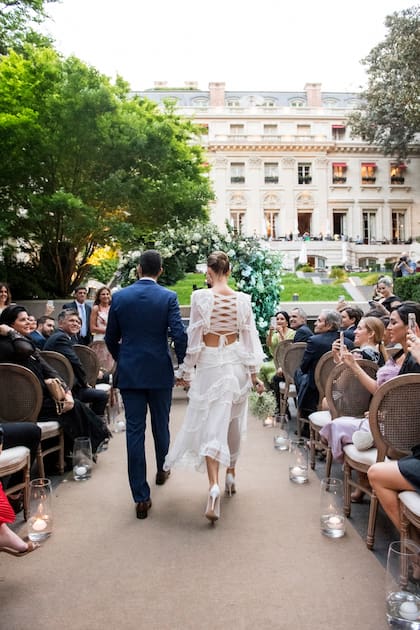 Sofisticada, la decoración estuvo a cargo del florista Marcos López, que empleó mil rosas y hortensias colombianas, orquídeas, peonías y rosas Iceberg para ambientar el altar y el salón. “Queríamos que nuestro Civil fuera al aire libre y que la ambientación fuera simple y mágica”, le confió a ¡Hola!