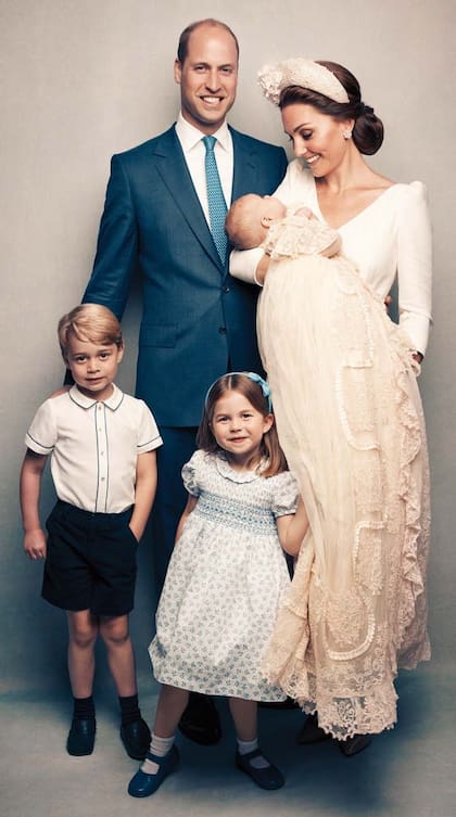 Como es tradición, Louis lució la réplica del faldón bautismal que la reina Victoria mandó hacer para el bautismo de su primera hija, en 1841. George (4), su hermano mayor, llevó camisa y bermuda de Amaia Kids, y Charlotte (3), un vestido de punto smock.