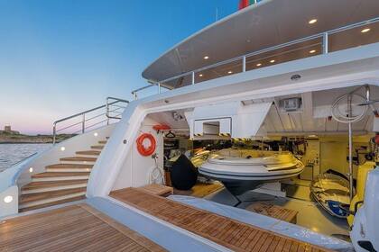 El yate a motor de 154.20ft / 47m, fue construido por Benetti en 2010 y remodelado por última vez en 2018. Anteriormente se llamaba África, su lujoso interior fue diseñado por Zuretti y su diseño exterior es de Stefano Natucci.