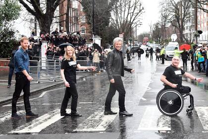 A semanas de dejar de ser royal, Harry se dio el gusto de grabar una canción con Jon Bon Jovi en los estudios de Abbey Road y emuló a los Beatles en una fotografía que dio la vuelta al mundo.