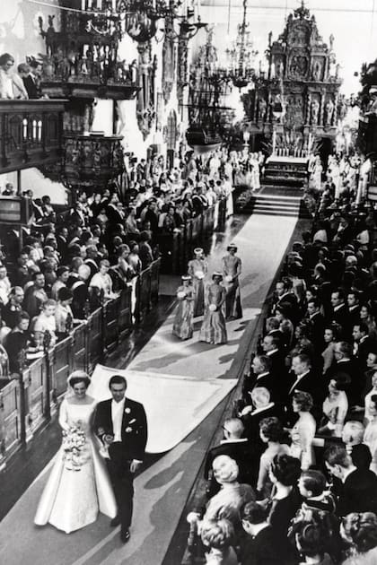 El día de su boda (10 de junio de 1967), los recién casados salen de la iglesia de Holmens, en Copenhague, después de la ceremonia religiosa