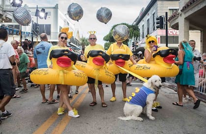 Un grupo de amigos se disfrazó de pato y fueron acompañados del perro de uno de los integrantes.