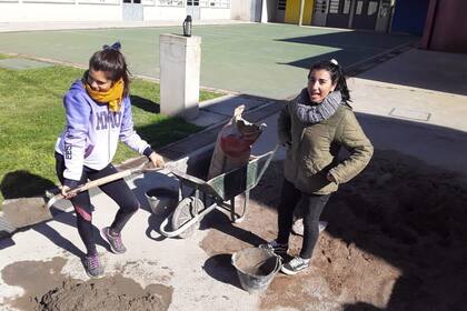 Alumnas de la tecnicatura de maestro mayor de obras trabajando en un fogón para la escuela