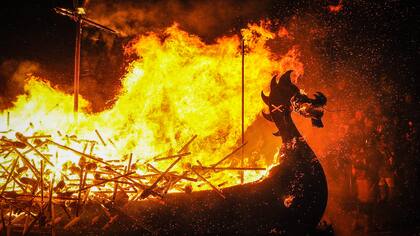 La quema de la galera en la culminación del festival