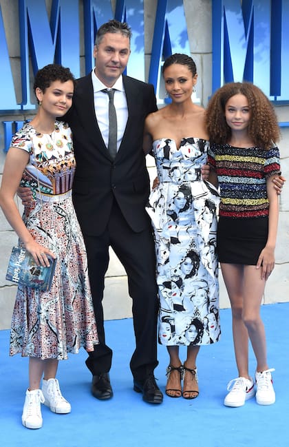El director Ol Parker junto s asu mujer, la actriz Thandie Newton, y sus dos hijas