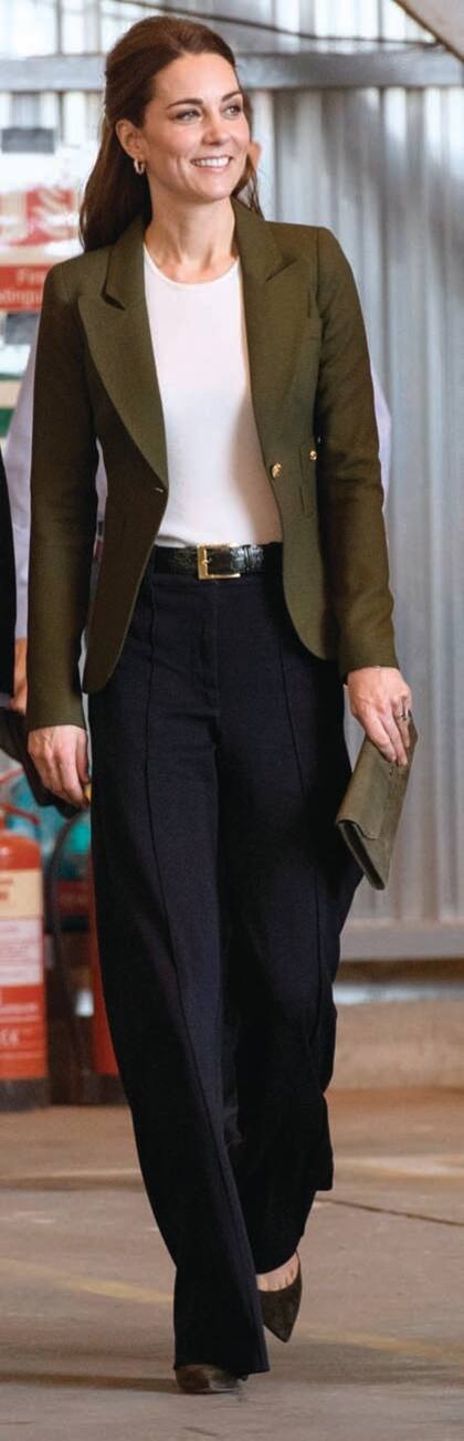 En Chipre, Kate lució un pantalón pata de elefante, una remera básica, blazer de Smythe (valuado en 613 euros ya está agotado) a juego con el cinturón de cocodrilo con detalles metálicos, zapatos de ante de Gianvito Rossi, clutch de L.K. Bennett y pendientes de oro y diamantes de la firma Asprey