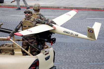Un Drone francés del ejército se ve durante el tradicional Día de la Bastilla militar.