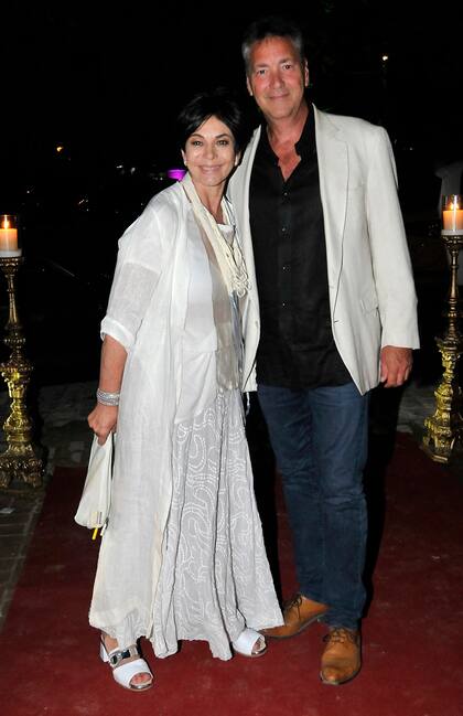 De punta en blanco; así se mostró Mónica Gutiérrez