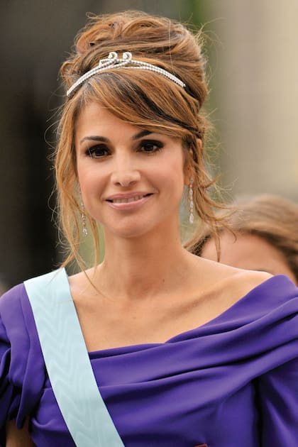 En junio de 2010, para la boda de Victoria de Suecia, la soberana eligió la exquisita tiara Boucheron que cuenta con dos filas de diamantes y una inscripción en árabe (es tan versátil que se puede usar como diadema o como brazalete). 