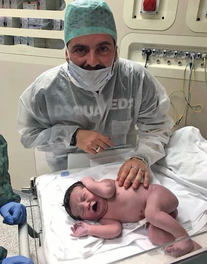 1 de abril de 2018. Diego Jr. posa con su hijo a minutos de haber nacido