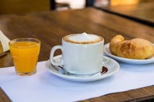Así se prepara el verdadero café con leche: un manifiesto a favor de los bares poco notables