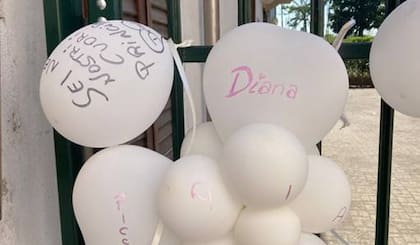 Vecinos colgaron globos blancos en memoria de la pequeña con la consigna “Diana angelito”