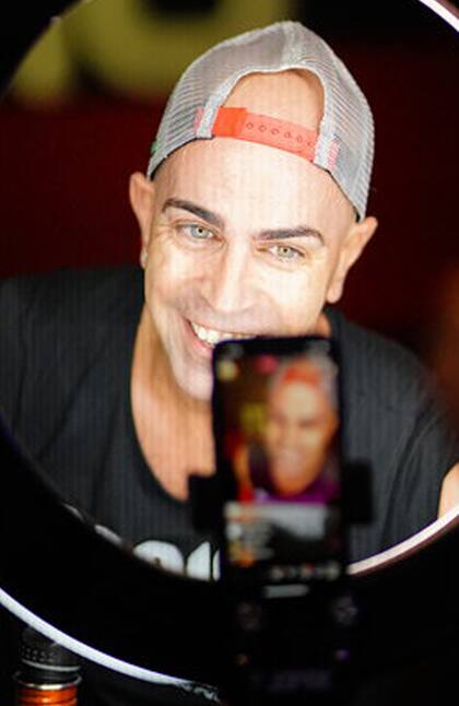 Charly San Martín: "Es paradójico que alguien que no podía moverse termine haciendo mover a miles de personas"