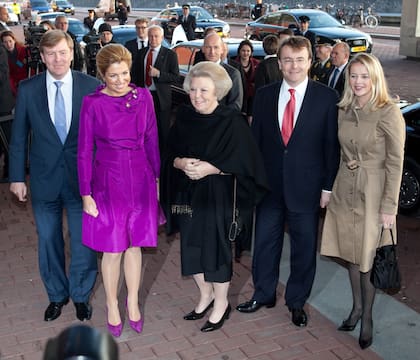 Por su trabajo, Friso y Mabel decidieron sentar su domicilio en Londres. En ocasiones especiales viajaban a Holanda y se acoplaban a la agenda de la Casa Real. En la imagen, por ejemplo, se los ve junto a Guillermo, Máxima y Beatriz en la entrega de los premios Prince Claus, en 2009.