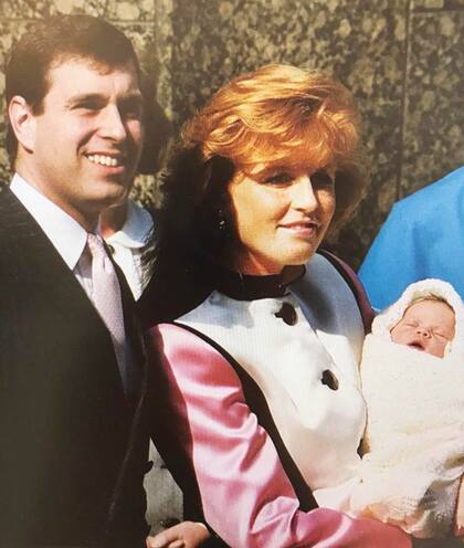 El príncipe Andrés y Sarah Ferguson durante la presentación en sociedad de la princesa Eugenia, su segunda hija, en marzo de 1990.