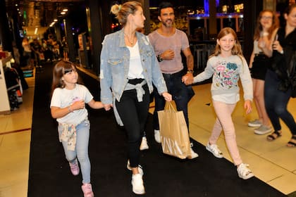 Entrada en familia. Micaela Viciconte junto a Fabián Cubero y sus hijas