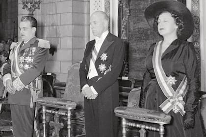 Durante la ceremonia, el príncipe flanqueado por miembros de la familia real (de izquierda a derecha): la princesa Antonieta, su hermana mayor, la princesa Charlotte, su madre, el príncipe Pierre, su padre, y la princesa Ghislaine, viuda de su abuelo, Luis II