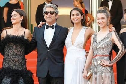 En el último Festival Internacional de Cine de Cannes, Sálamo posó junto a Penélope Cruz, Ricardo Darín y Carla Campra tras presentar su última película, "Todos lo saben"